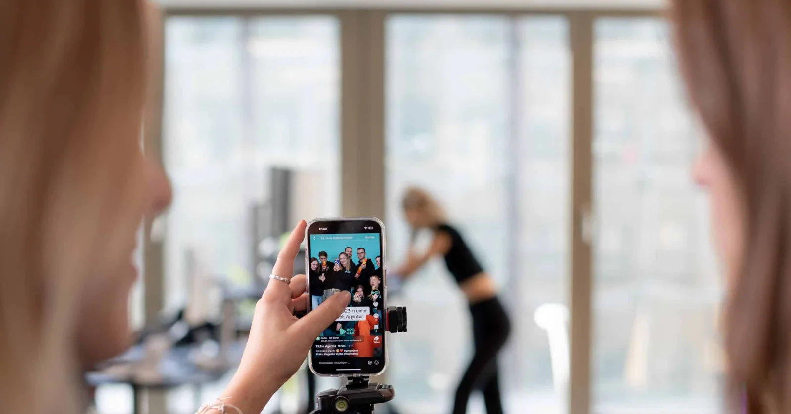 TikTok-Trends für Marken: Smartphone auf Stativ beim Videodreh im Pro & Me Büro